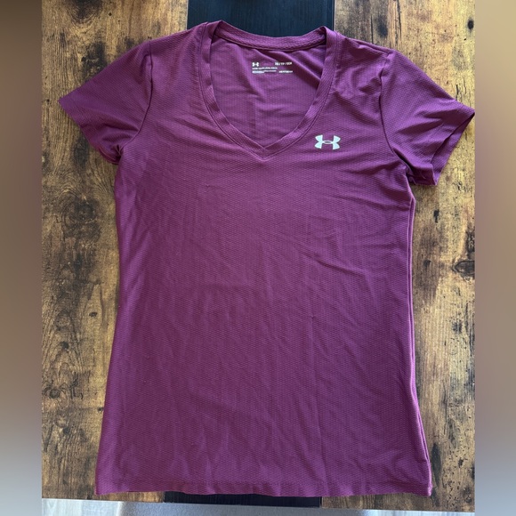 Women’s Underarmour Heatgear Magenta Vneck Tee Size XS - Picture 1 of 2